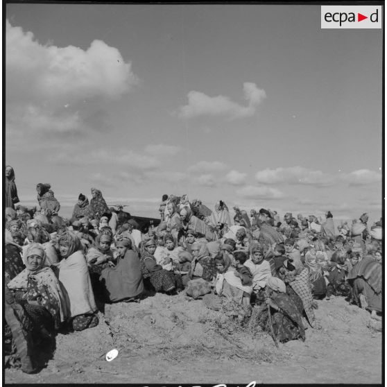 Vue du rassemblement des populations civiles des environs des douars de Zait-Garetz et de Taourirt Ighlil.