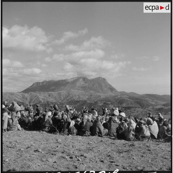 Rassemblement des populations civiles des environs des douars de Zait-Garetz et de Taourirt Ighlil.
