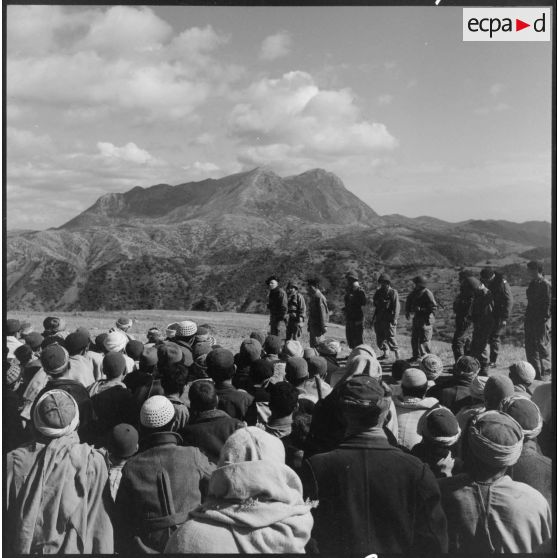 Rassemblement des populations civiles des environs des douars de Zait-Garetz et de Taourirt Ighlil.