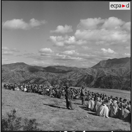 Les populations civiles des environs des douars de Zait-Garetz et de Taourirt Ighlil sont rassemblées.