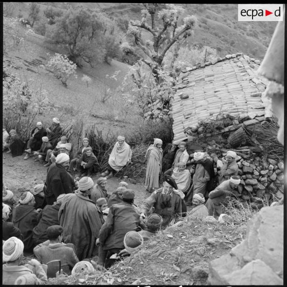 Visite des autorités militaires dans un village rallié, dans les environs des douars de Zait-Garetz et de Taourirt Ighlil.