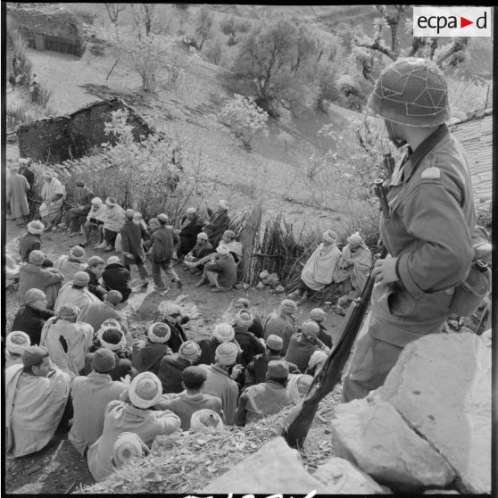 Visite des autorités militaires dans un village rallié, dans les environs des douars de Zait-Garetz et de Taourirt Ighlil.