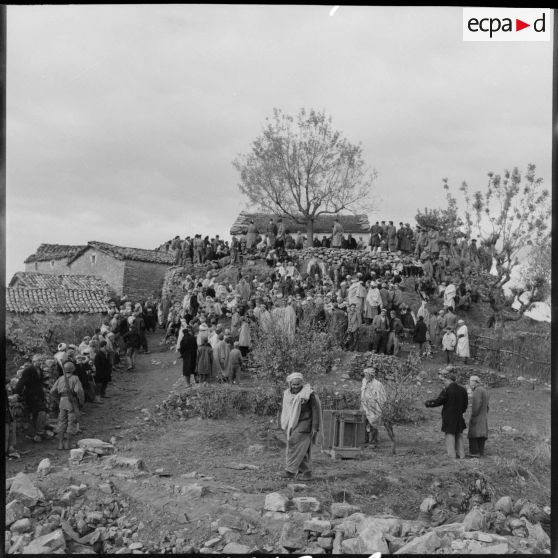 Vue du rassemblement de la population d'un village rallié, dans les environs des douars de Zait-Garetz et de Taourirt Ighlil.