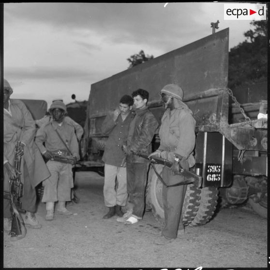 Des prisonniers faits au cours de l'opération sont encadrés par des soldats.