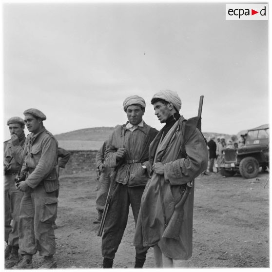 Douar Aïn Hamiane. Militaires et membres d'une harka rescapés du massacre de Mechat Kasbah.
