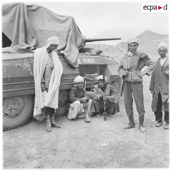 Douar AÏn Hamiane. Supplétifs devant un char.