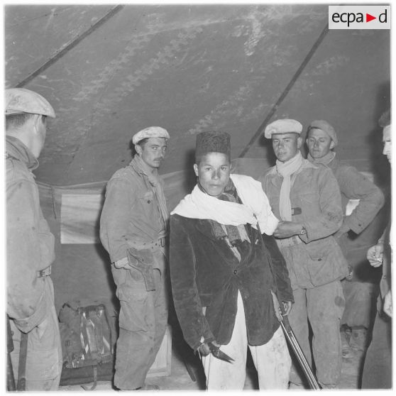 Douar Aïn Hamiane. Un jeune membre de la harka équipé d'un couteau et d'un fusil.