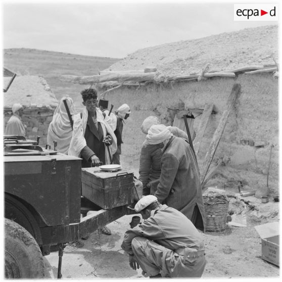 Douar Aïn Hamiane. Repas des membres de la harka.