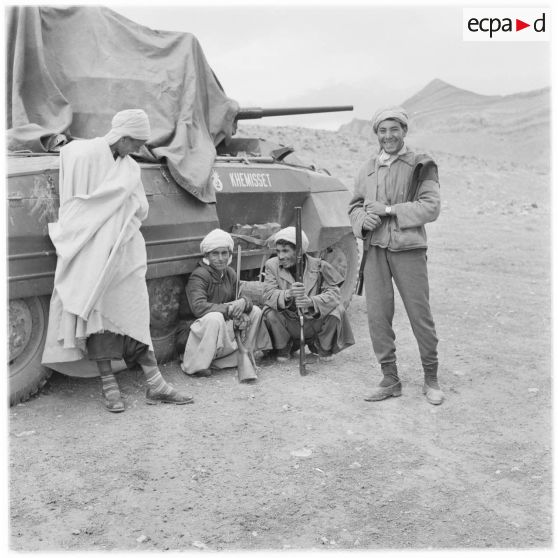 Douar Aïn Hamiane. Les rescapés du massacre de Mechta-Kasbah se sont associés aux militaires du 8e régiment de spahis algériens (RSA).