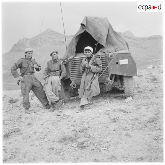 Douar Aïn Hamiane. Harkis et spahis derrière un char.