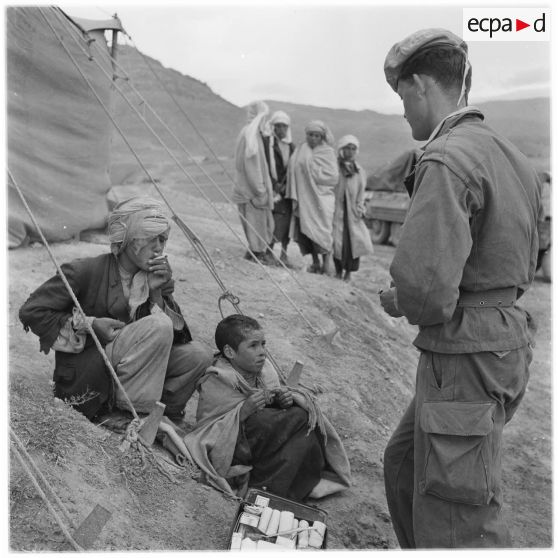 Douar Aïn Hamiane. Un soldat s'entretient avec un enfant survivant du massacre de Mechta Kasbah.