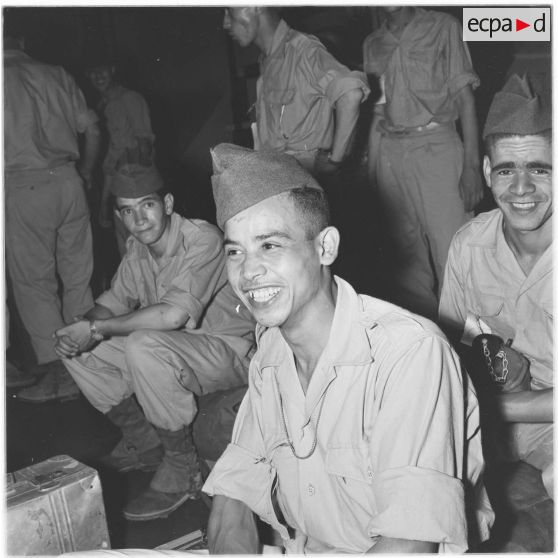 Alger. Départ des jeunes moniteurs.