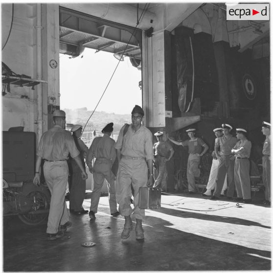 Alger. Départ des jeunes moniteurs.