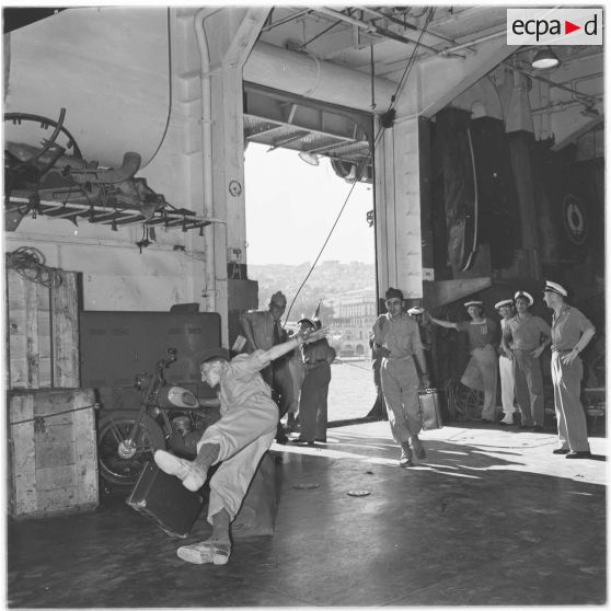 Alger. Départ des jeunes moniteurs.