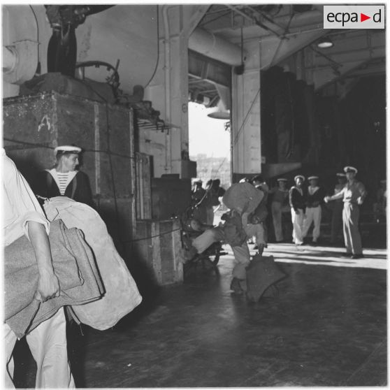 Alger. Départ des jeunes moniteurs.