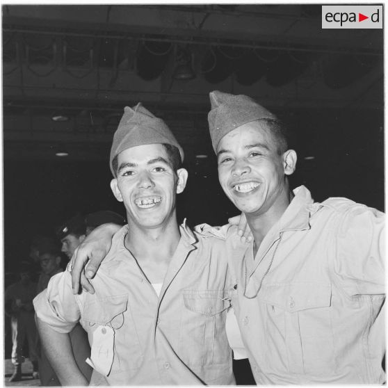 Alger. Portrait de deux jeunes hommes.