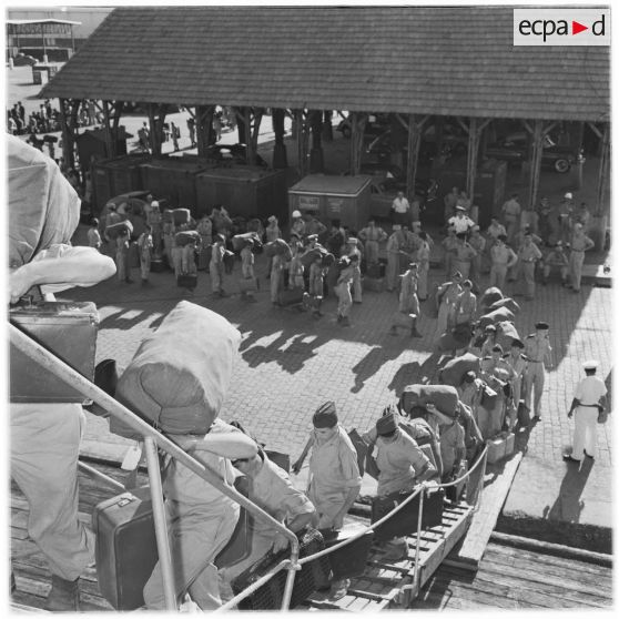 Port d'Alger. Départ des jeunes moniteurs.