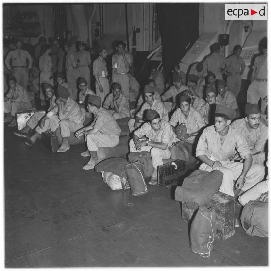 Alger. Départ des jeunes moniteurs.