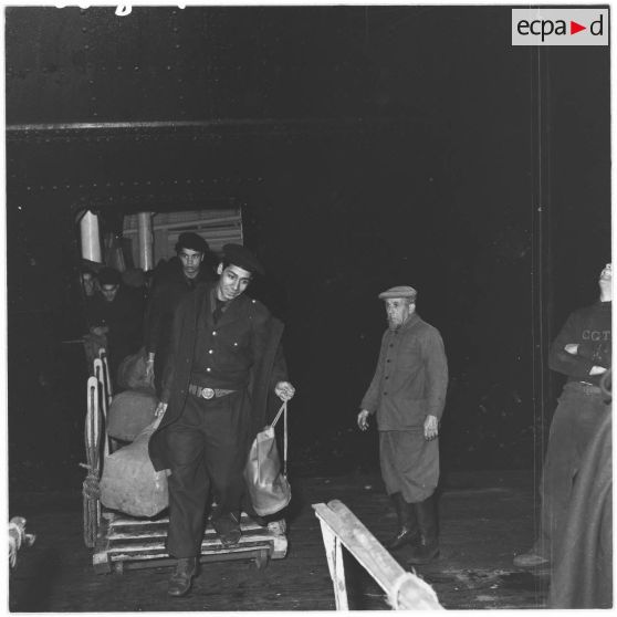 Les jeunes moniteurs débarquent du navire.