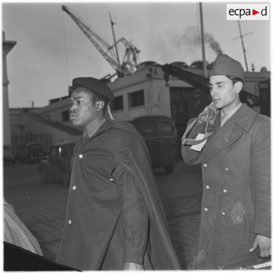 Les moniteurs sur le quai de la gare maritime.