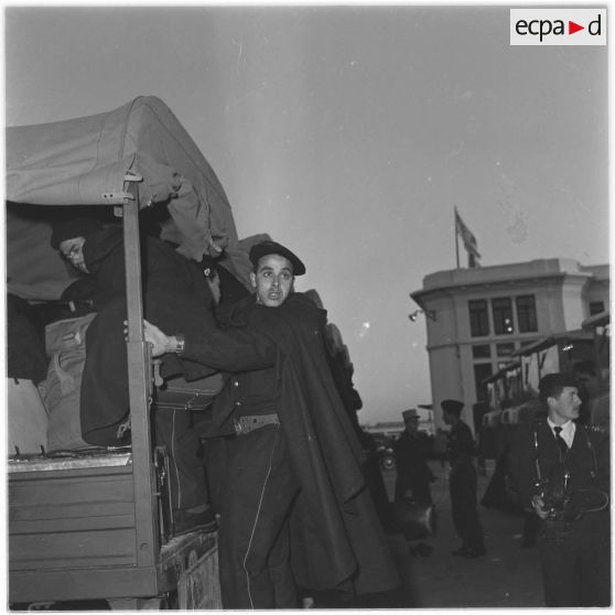 Embarquement dans les véhicules.