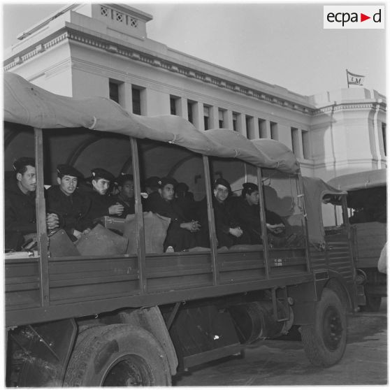 Les moniteurs dans les camions.