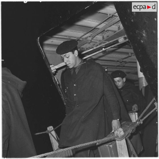 Un moniteur de Philippeville descend du navire.