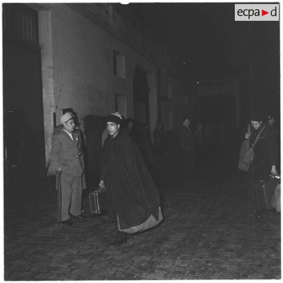 Les jeunes moniteurs se dirigent vers le lieu de regroupement sur le quai de la gare maritime.
