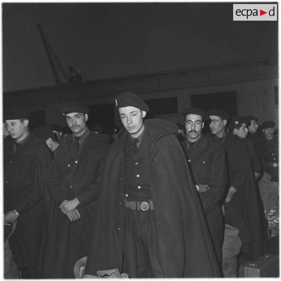 Les moniteurs sur le quai de la gare maritime.
