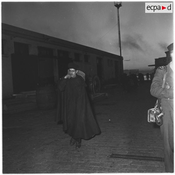 Les jeunes moniteurs se dirigent vers le lieu de regroupement sur le quai de la gare maritime.