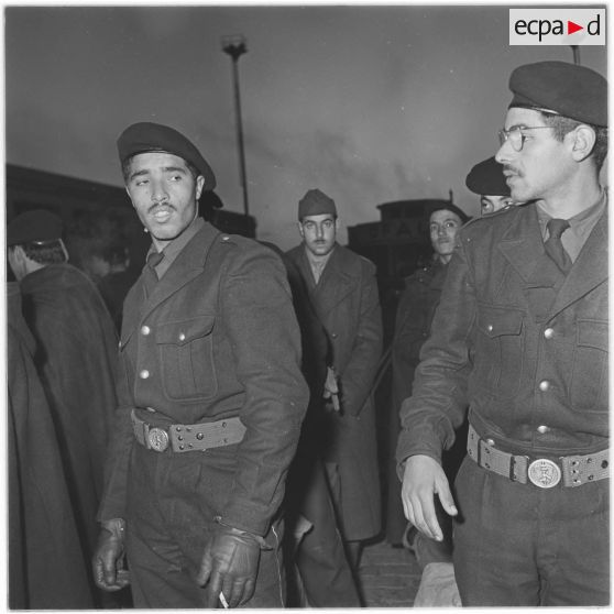 Les moniteurs sur le quai de la gare maritime.