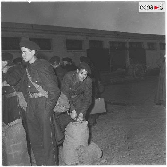 Les moniteurs sur le quai de la gare maritime.