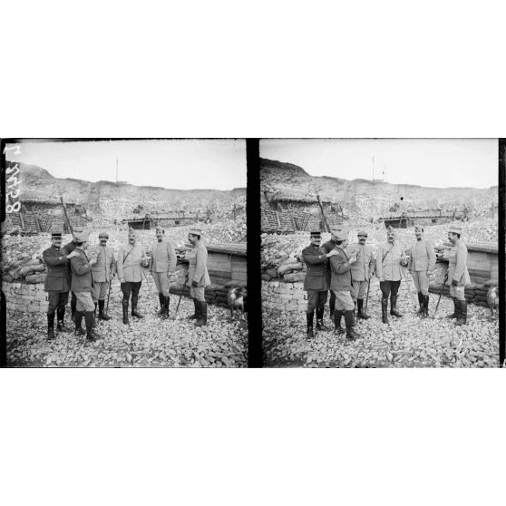 Fort de Souville, Meuse, le général Corvisart et son E.M à son PC. [légende d'origine]