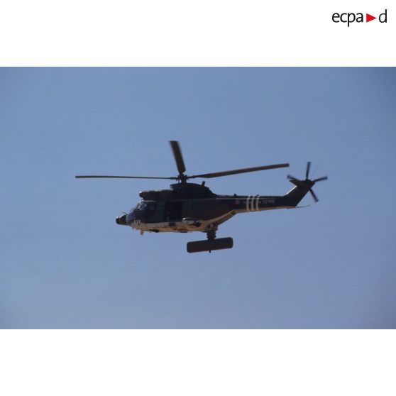 Un hélicoptère de transport Puma Orchidée (observatoire radar cohérent héliporté d'investigation des éléments ennemis) en vol.