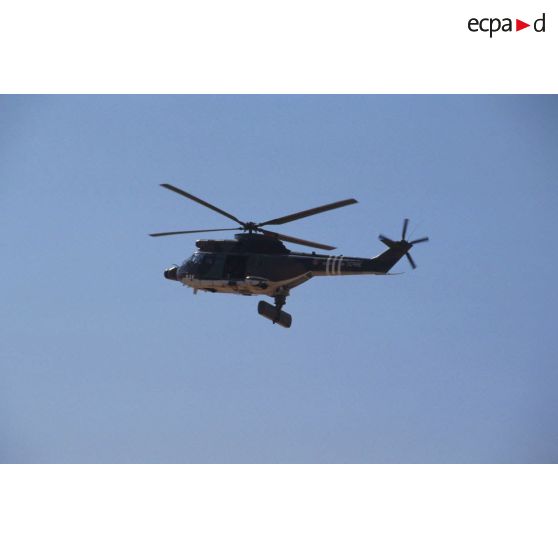 Un hélicoptère de transport Puma Orchidée (observatoire radar cohérent héliporté d'investigation des éléments ennemis) en vol.