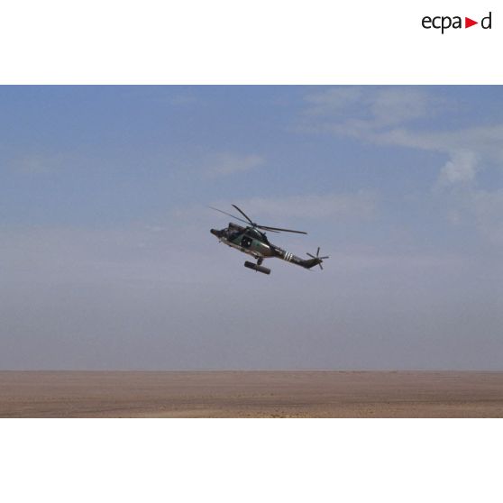 Un hélicoptère de transport Puma Orchidée (observatoire radar cohérent héliporté d'investigation des éléments ennemis) survole le désert saoudien.