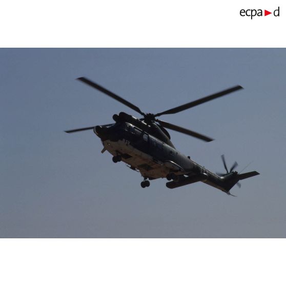 Un hélicoptère de transport Puma Orchidée (observatoire radar cohérent héliporté d'investigation des éléments ennemis) en vol.