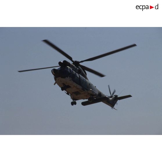 Un hélicoptère de transport Puma Orchidée (observatoire radar cohérent héliporté d'investigation des éléments ennemis) en vol.