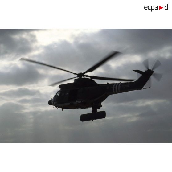 Un hélicoptère de transport Puma Orchidée (observatoire radar cohérent héliporté d'investigation des éléments ennemis) en vol.