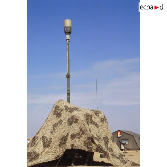 La station sol Mistigri de réception Orchidée (observatoire radar cohérent héliporté d'investigation des éléments ennemis) camouflée par un filet.