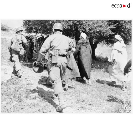 Arrestation de suspects algériens dans le djebel de Maazia lors d'une opération du 110e régiment d'infanterie motorisée (RIM).