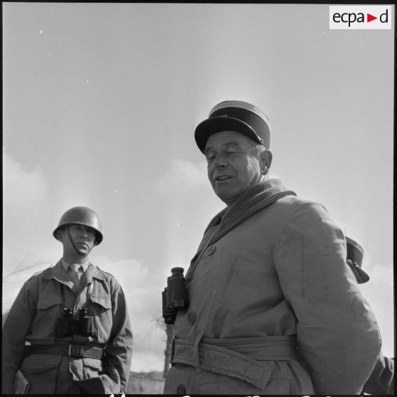 Le colonel Homo du 110e régiment d'infanterie motorisée (RIM) et son état-major lors d'une opération à Maazia.
