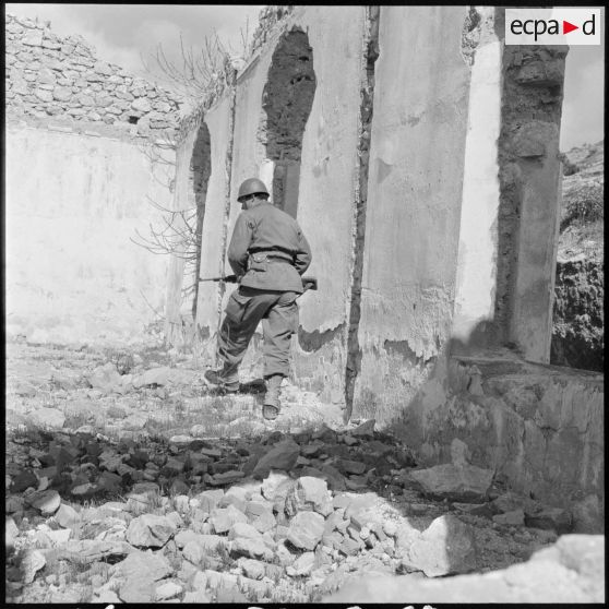 Fouille d'une mechta en ruine par un élément du 110e régiment d'infanterie motorisée (RIM) à Maazia.