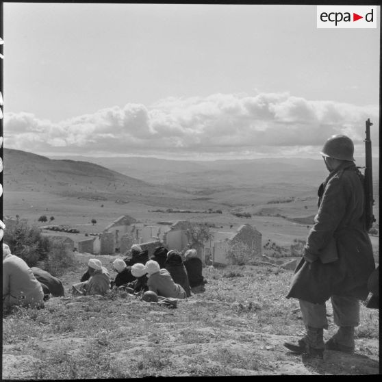 Regroupement des homme algériens arrêtés lors d'une opération du 110e régiment d'infanterie motorisée (RIM) à Maazia.