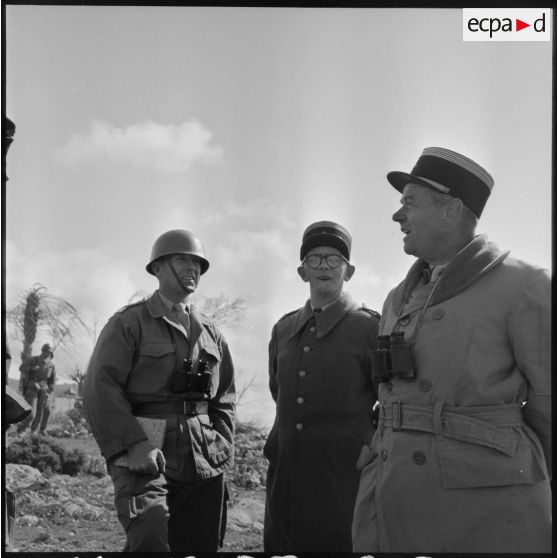 Le colonel Homo du 110e régiment d'infanterie motorisée (RIM) et son état-major lors d'une opération à Maazia.