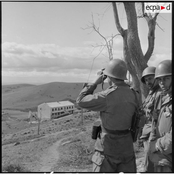Soldat du 110e régiment d'infanterie motorisée (RIM) observant un bâtiment aux jumelles lors d'une opération à Maazia.