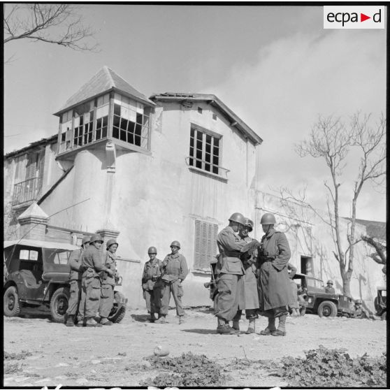Briefing dans une rue de Maazia lors d'une opération du 110e régiment d'infanterie motorisée (RIM).