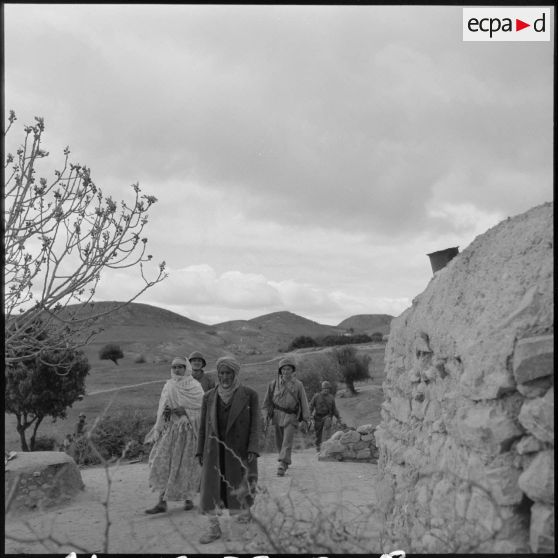 Arrestation de villageois de Maazia lors d'une opération du 110e régiment d'infanterie motorisée (RIM).