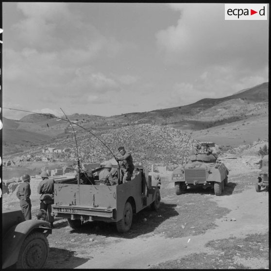 Eléments blindés du 110e régiment d'infanterie motorisée (RIM) et de la Gendarmerie lors d'une opération dans le djebel de Maazia.