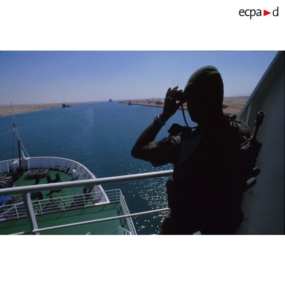 Passage du canal de Suez sous la surveillance de légionnaires de la 6e DLB (division légère blindée) à bord du ferry affrété Esterel.